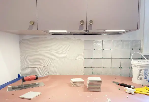 Flislegging Zellige Backsplash Under Mauve skap