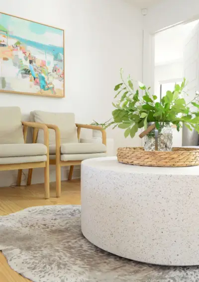 Yksityiskohta Terrazzo Stone -pyöreästä sohvapöydästä oleskelualueella