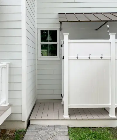 Douche extérieure duplex à l'arrière de la maison 111 inversée