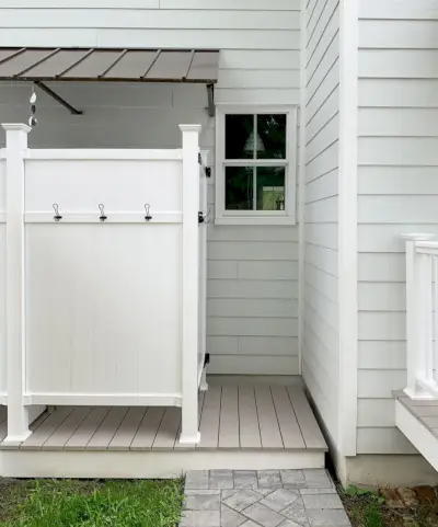 Douche extérieure duplex à l'arrière de la maison 111