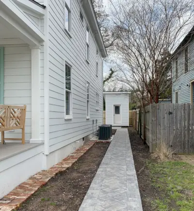 Lado Duplex com paisagismo sem vegetação antes