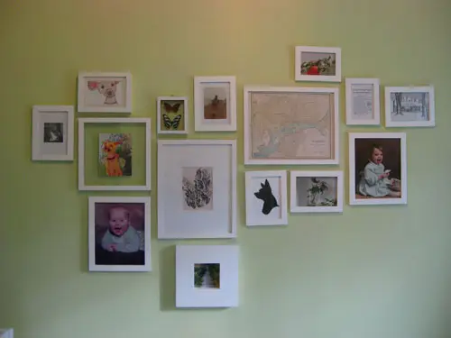 Hoe je een galerijmuur met kunst in de kinderkamer ophangt