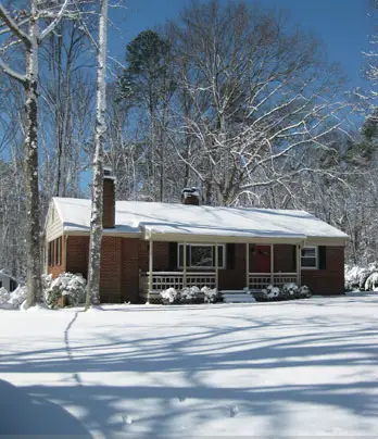 Nuestro rancho de ladrillos cubierto de nieve