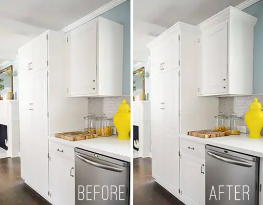 El antes y el después de los gabinetes de cocina blancos, uno al lado del otro, durante la instalación de molduras de techo