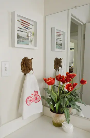 decoratieve objecten op het aanrecht in de badkamer