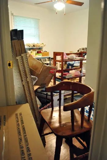 Salle de jeux en désordre avant