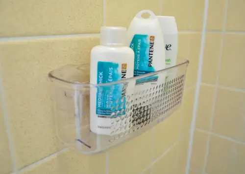 Shampoo da bagno sotto la doccia