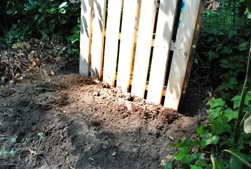 Tranchée de première palette de compost