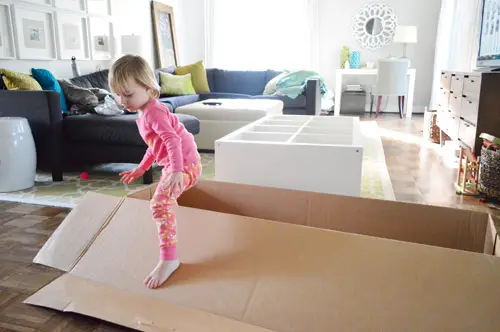 clara jugando con la caja