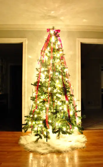 Un albero di Natale sicuro per i bambini con scaglie di vernice e nastri