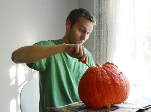 Percer des trous dans vos citrouilles pour des serpents des bois effrayants