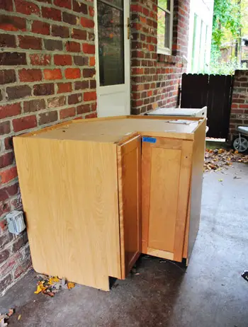 Armoire dans un abri d'auto