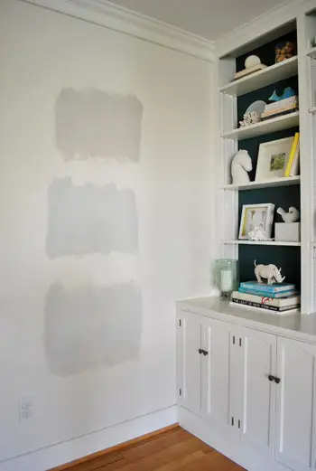 les zones de test de trois couleurs de peinture grise Benjamin Moore s'appliquent à une zone de mur blanc