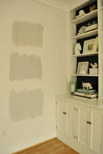 probando colores de muestras de pintura gris en la pared durante la luz nocturna