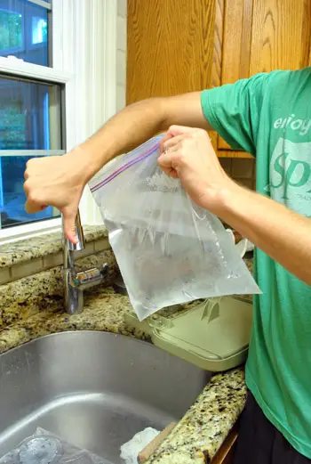 Sac de glace fondue au réfrigérateur