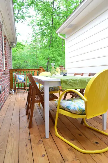 Deck zwischen dem ursprünglichen Brick Ranch-Haus und dem Anbau gebaut