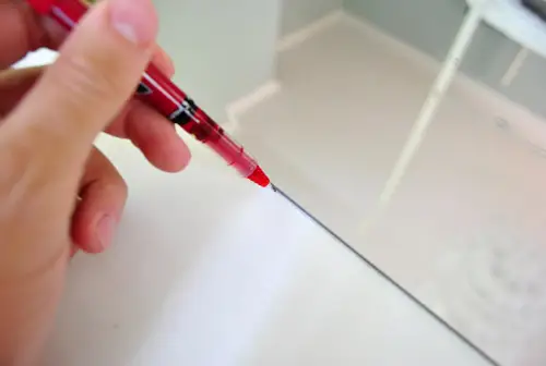 Stylo rouge BathDoor sur le bord