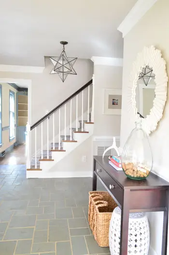 Foyer avec plafond gris contrasté Revere Pewter