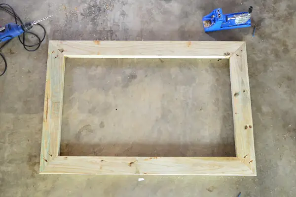 Quadro retangular construído a partir de placas tratadas com pressão 2x4 para porta de convés