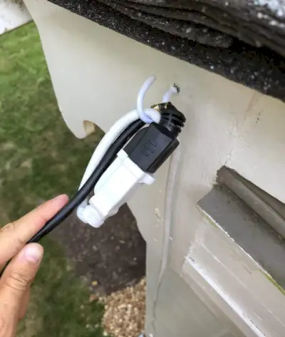 Detalle del cable de luz del patio de actualización del patio trasero