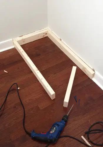 Scânduri 2x4 sub baza dulapului Ikea