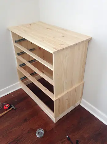 Ikea Fjell Dresser يجلس على قاعدة 2x4 لرفعه