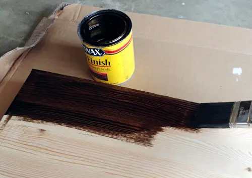 Aplicar una capa de tinte para madera Minwax con una brocha