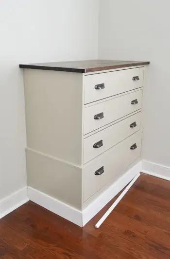 Ikea Fjell Dresser Hack As Built-In ar grīdlīste