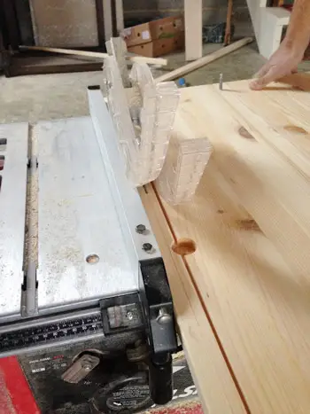 Pezzo Di Legno Di Taglio Su Una Sega Da Tavolo