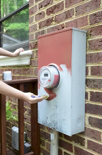 Pintura de caixa elétrica externa para combinar com parede de tijolo vermelho