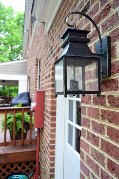 Sconce da esterno con lanterna tradizionale vicino alla porta del garage