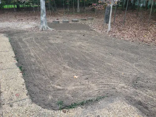 Ogród z powrotem podczas siewu trawy