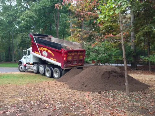 Déversement de camions de terre