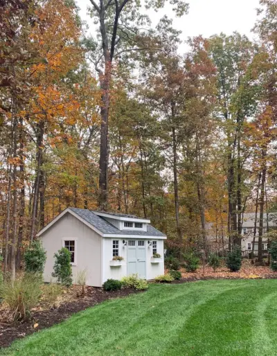 塗られた白い小屋の紅葉