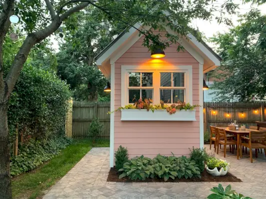 ビーチハウスの裏庭の小屋の照明