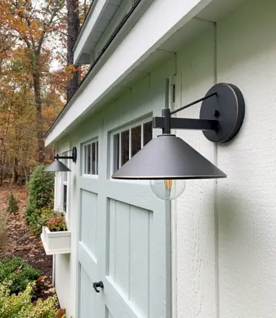 Détail de la lumière du hangar peint en blanc