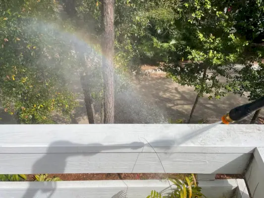 Arc-en-ciel créé par une pulvérisation excessive lors du lavage sous pression des rampes sur le pont