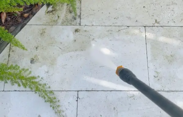 Pedra de pulverização do pátio da piscina com lavadora de pressão elétrica para remover escória