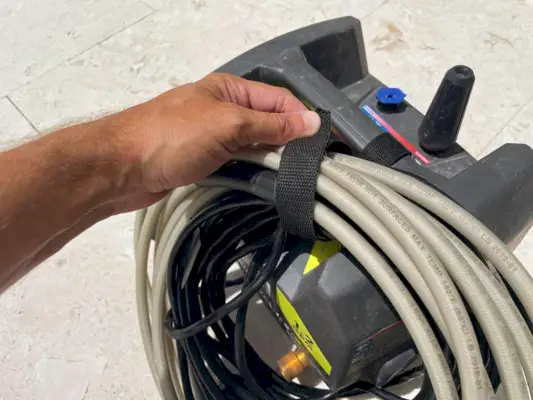 Fixação dos cabos na lavadora de alta pressão elétrica Ryobi com tira de velcro embutida