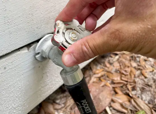 Ouvrir l'eau au niveau du bavoir extérieur pour le lavage sous pression