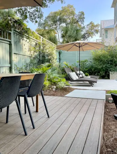 Plate-forme Trex avec table à manger au bord de la piscine