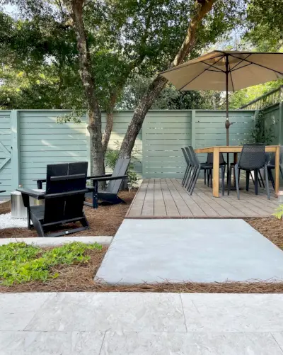 Pavés de terrasse de piscine reliés à la plate-forme Trex par un grand tremplin en béton