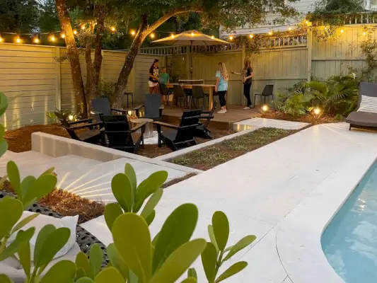 Coin piscine dans la cour arrière avec enfants jouant au ping-pong sur la table à manger