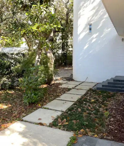 Maison voisine avec grands pavés en béton