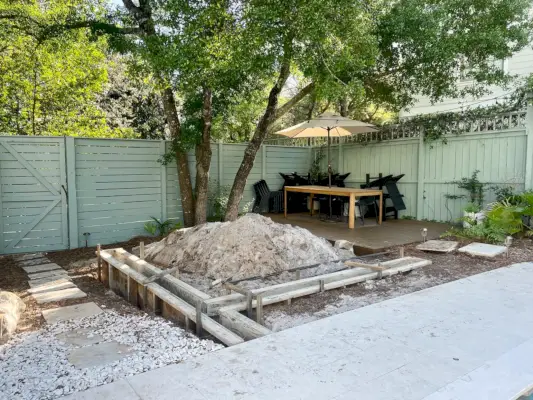 Zone de cour creusée pour un mur de soutènement en béton