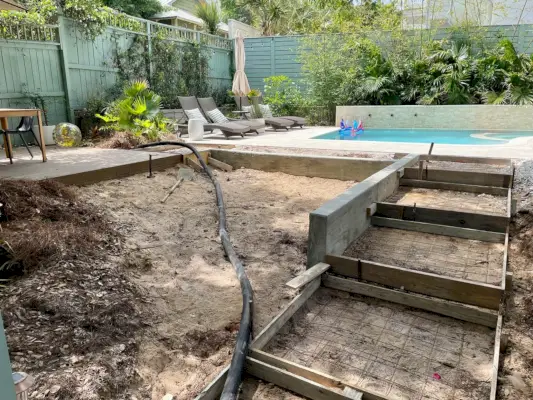 Marches encadrées pour la piscine arrière-cour avant le coulage du pavé en béton