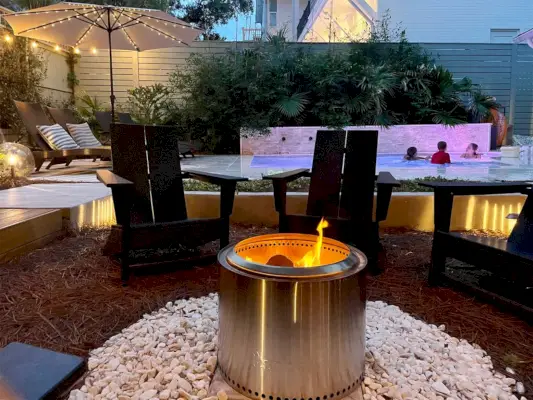 Solo Spis Firepit Med Barn Leker I Pool På Bakgården