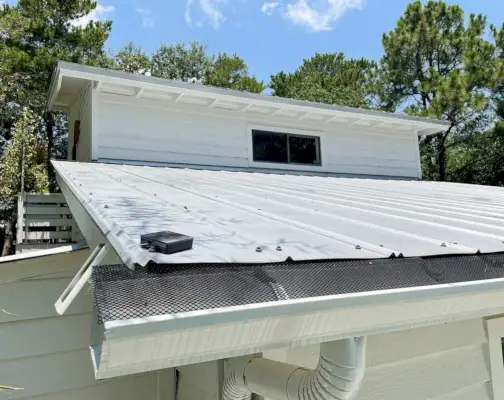 Pequeno painel solar para luzes LED de fada em telhado de metal