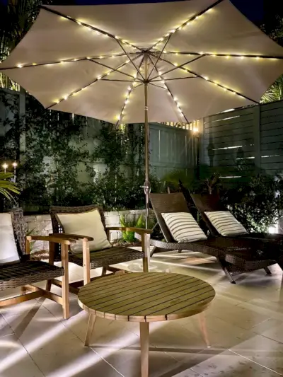 Parasol de terrasse de piscine éclairé par des lumières LED solaires