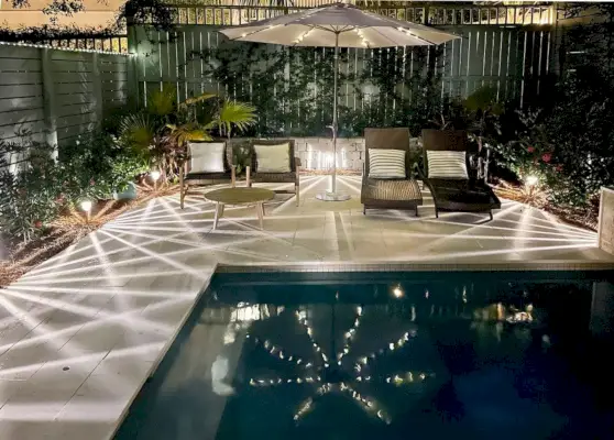 Reflet des lampes solaires LED dans la piscine de jardin